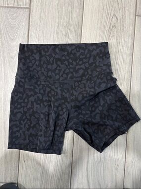 LULULEMON High-Waist Black Leopard Print Women’s Active Shorts